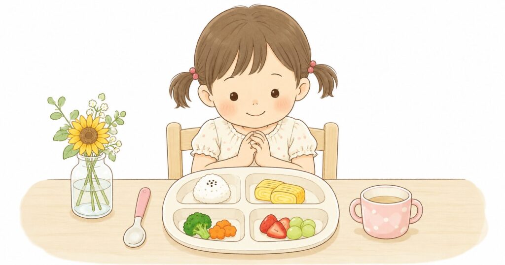 おにぎりや卵焼きを仕切り付きランチプレートに盛り付けた夏休みの子どもの昼ごはん